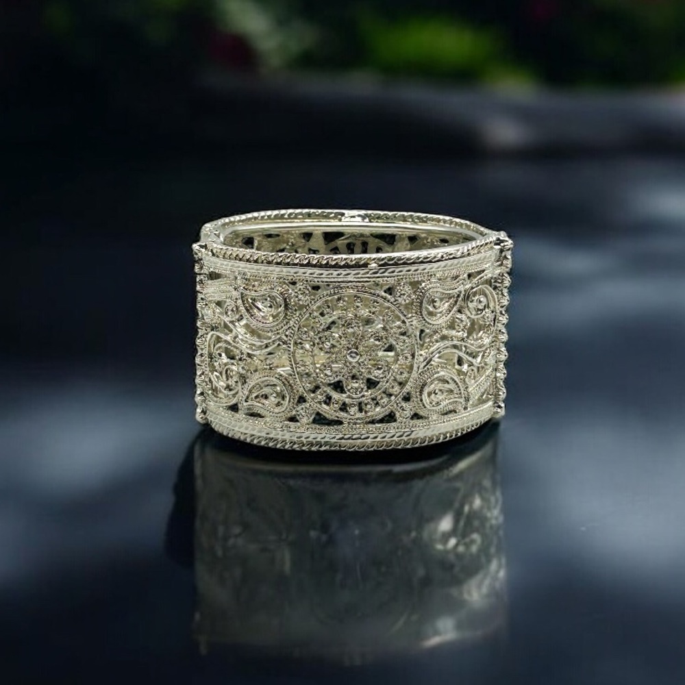 Beautiful Amrita Singh 1.5” Wide Hinged Cuff Bangle Bracelet Silver Tone EUC 8”